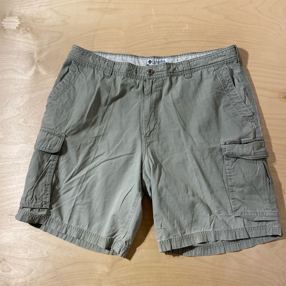 Columbia Tan Cargo Men Shorts 36 (PE)